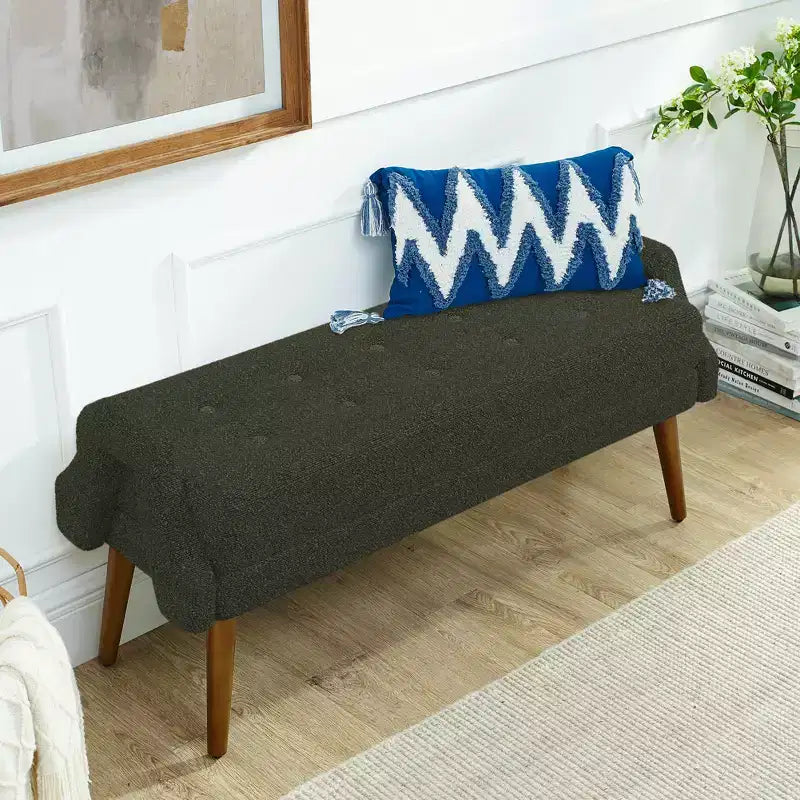 Banc moderne avec coussin moelleux, accoudoirs géométriques et pieds en bois massif