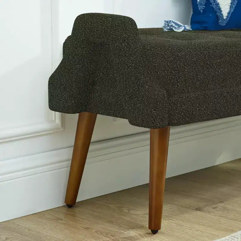 Banc moderne avec coussin moelleux, accoudoirs géométriques et pieds en bois massif