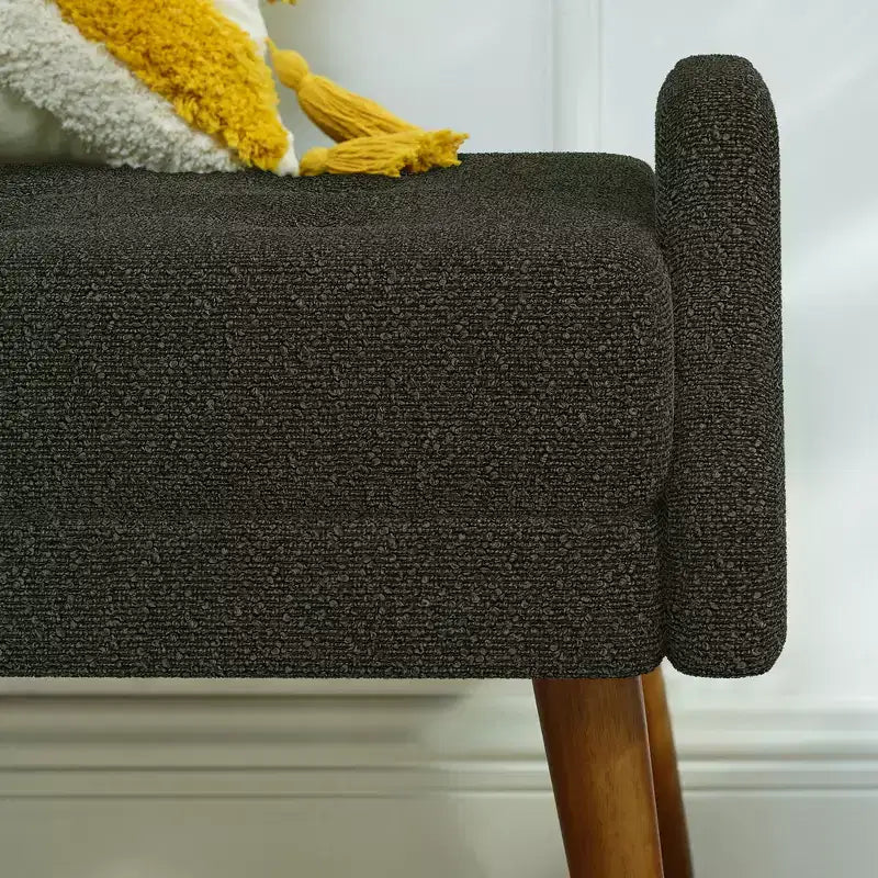 Banc moderne avec coussin moelleux, accoudoirs géométriques et pieds en bois massif