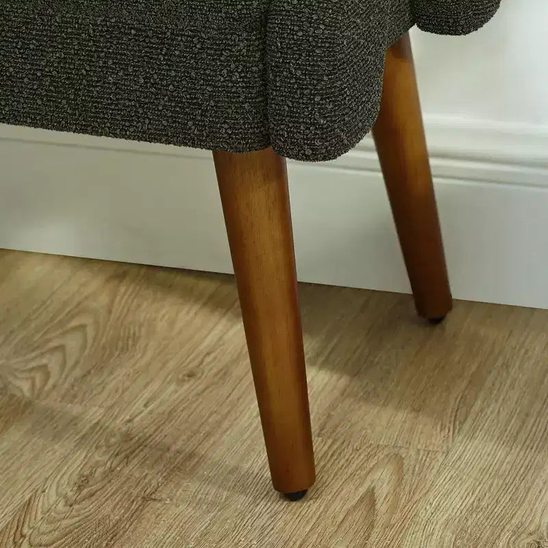 Banc moderne avec coussin moelleux, accoudoirs géométriques et pieds en bois massif