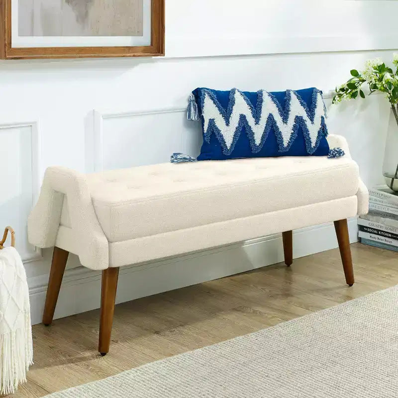 Banc moderne avec coussin moelleux, accoudoirs géométriques et pieds en bois massif