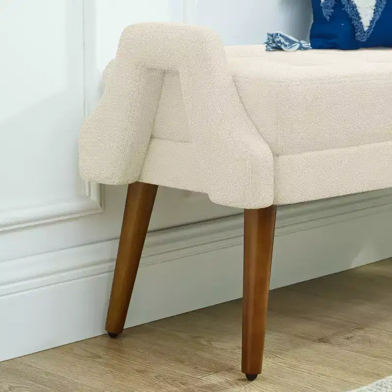 Banc moderne avec coussin moelleux, accoudoirs géométriques et pieds en bois massif