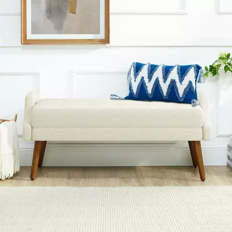 Banc moderne avec coussin moelleux, accoudoirs géométriques et pieds en bois massif