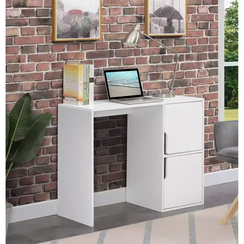 Bureau d'écolier avec armoires de rangement